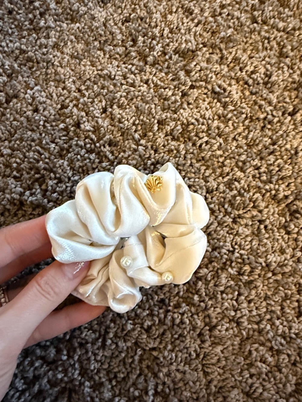 NWOT LELE SADOUGHI IVORY PEARL EMBELLISHED SCRUNCHIE
